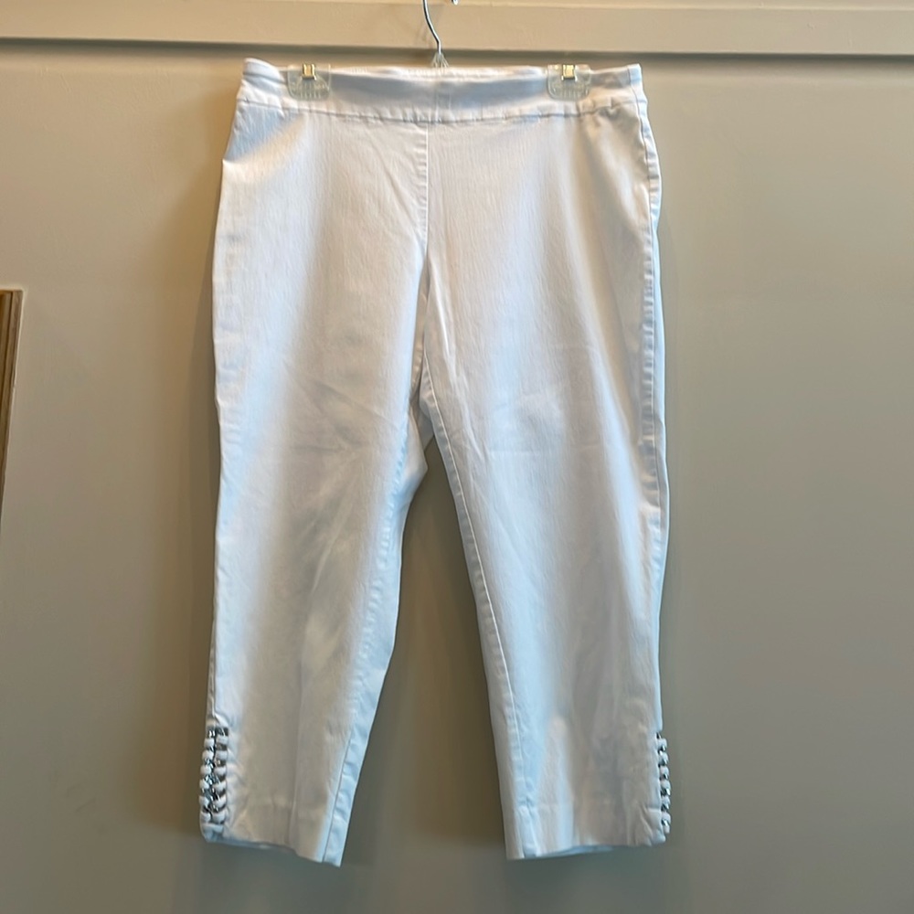 White pull-on capri pants with chain detail